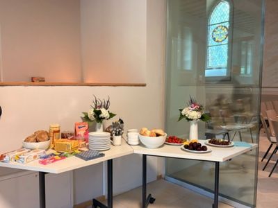 Gedeckte Tische mit Snacks und Blumen in der Pause des Stimmbildungs-Workshops