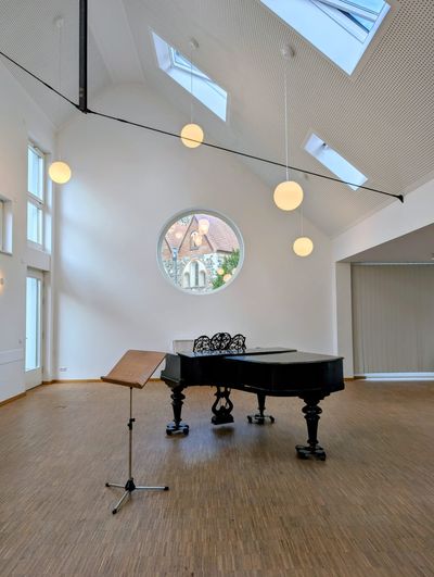 Saal mit Flügel und Oberlichtern